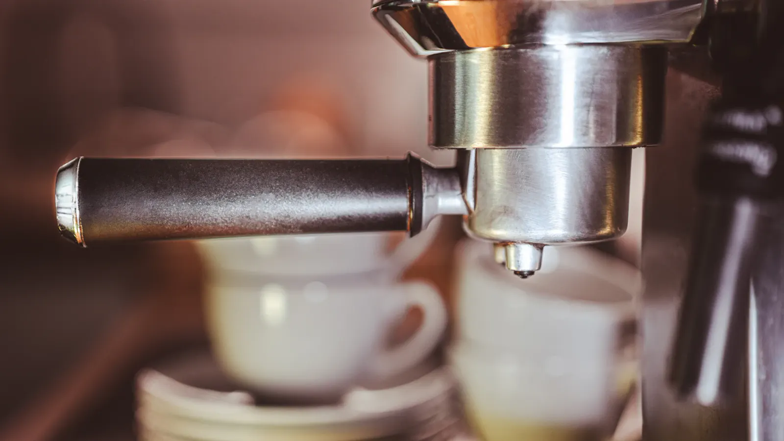 Máquina de espresso extraindo café com xícaras