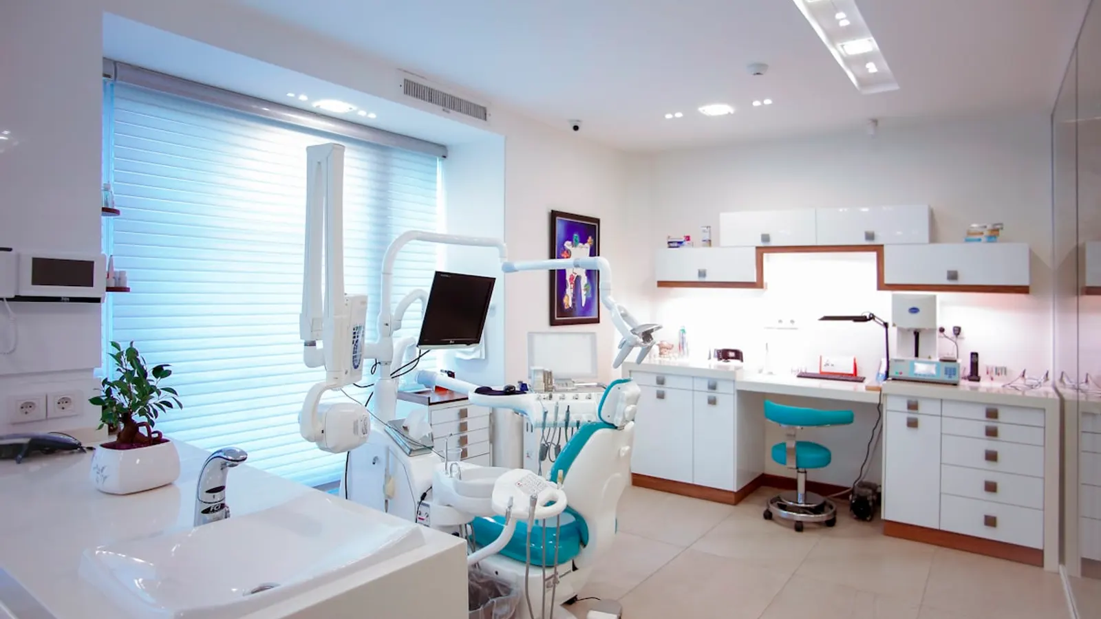 Consultório odontológico montado, com cadeira e equipamento