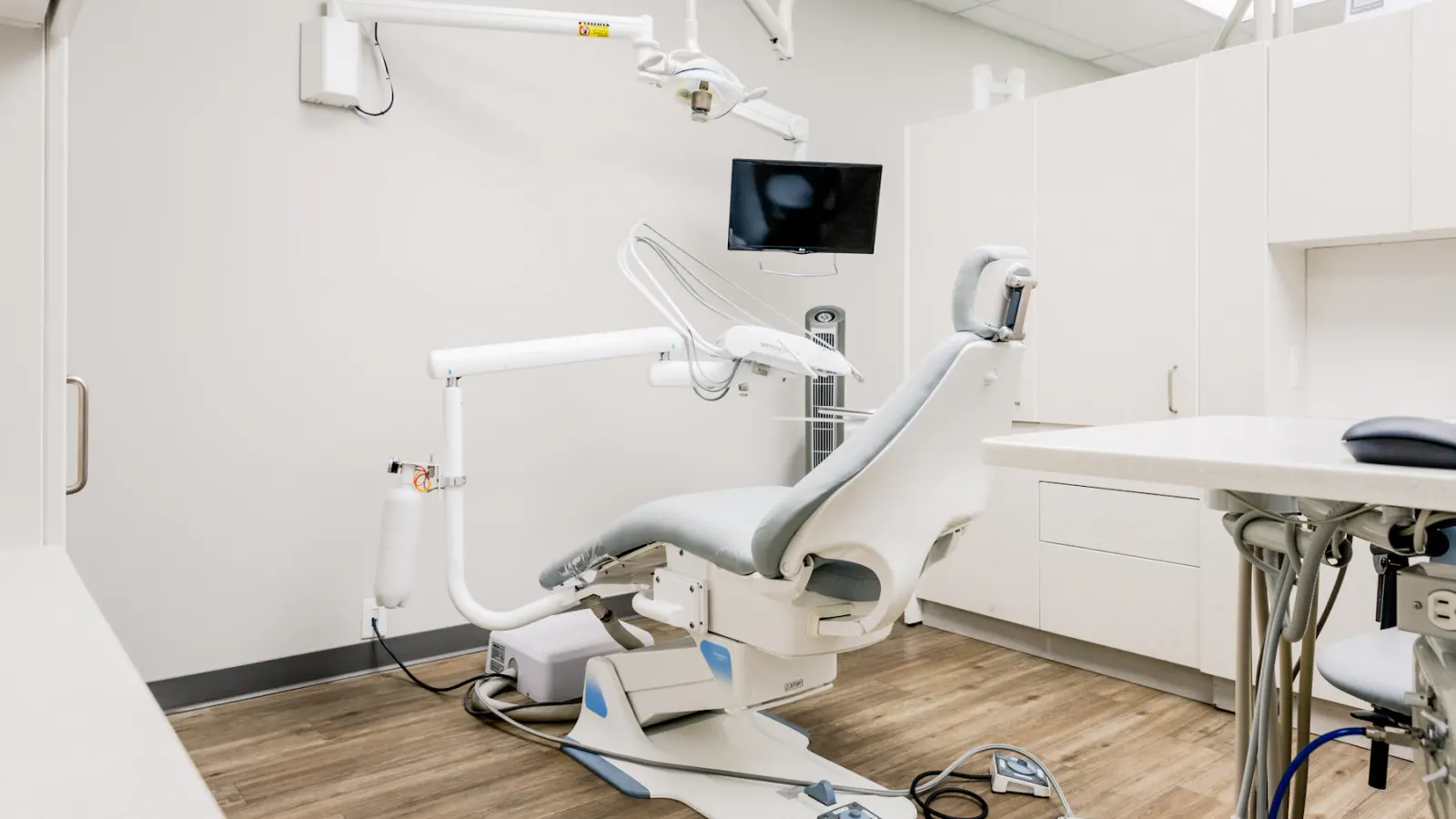 Sala de atendimento clara com cadeira odontol&oacute;gica