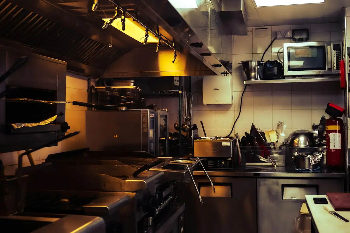 Cozinha profissional de inox, o ambiente que o contrato mensal protege