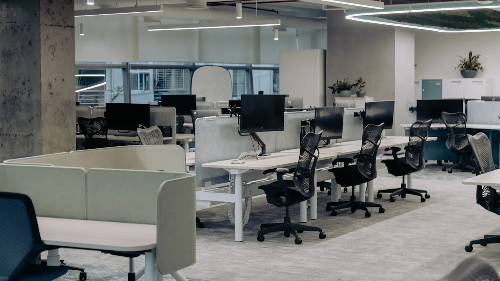 Escritório moderno limpo com estações de trabalho