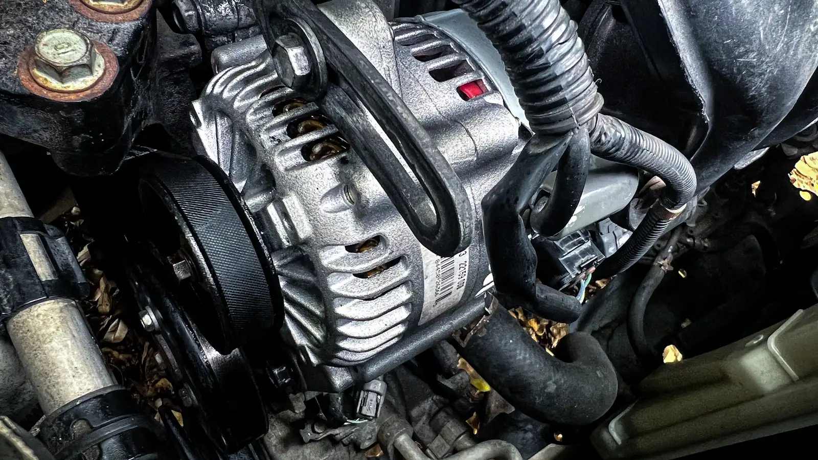 Motor de carro com o capô aberto na oficina