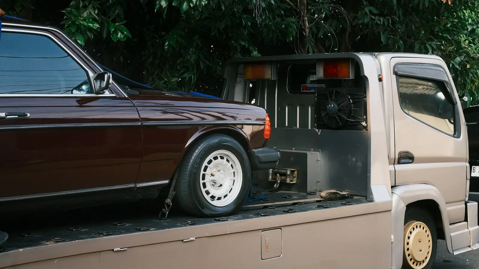 Carro amarrado sobre a plataforma do caminhão de reboque