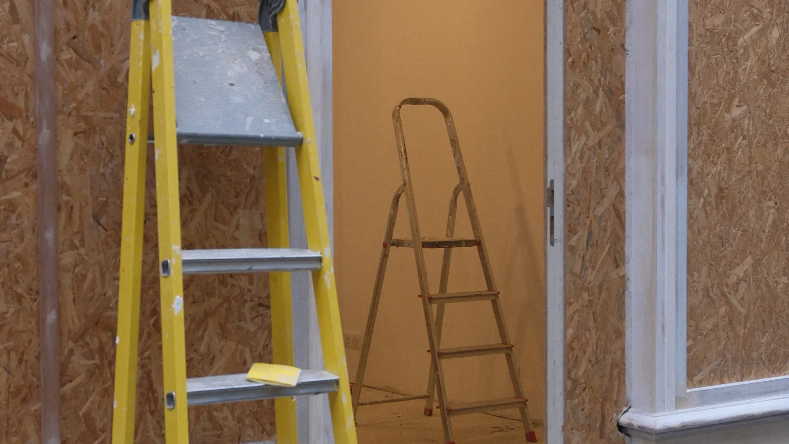 Cômodo em obra com escadas e paredes em preparação