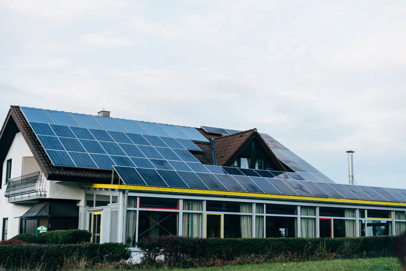 Painéis solares instalados em telhado residencial